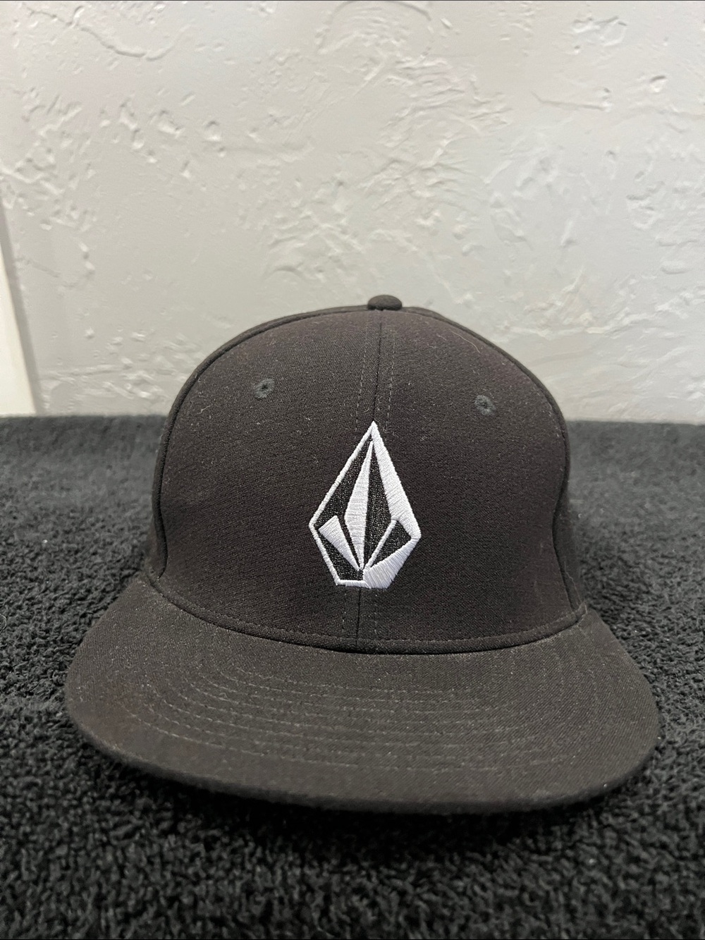 🔥🔥 VOLCOM Full Stone Flexfit Black  6 Panel Cap Surf Skateboard Y2K HAT - EUC